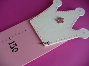 Dřevěné dekorace - růžová s korunkou