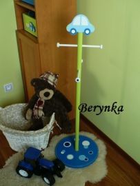 Věšák - němý sluha s autíčkem