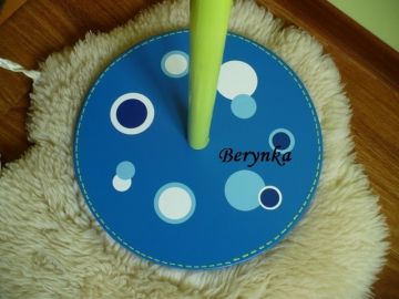 Věšák - němý sluha s autíčkem