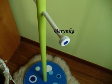 Věšák - němý sluha s autíčkem