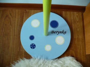 Věšák - němý sluha s autíčkem