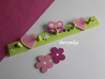 Dětský věšák se srdíčkem