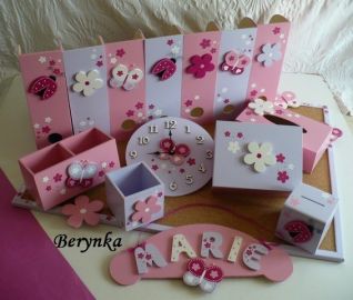 Dřevěné dekorace - fialové s kytičkami