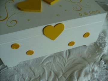 Svatební truhlička na nožičkách - knoflíková