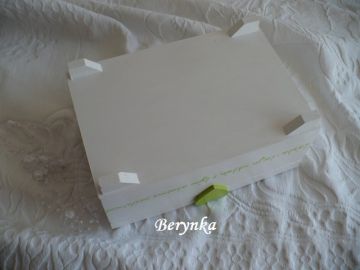 Svatební truhlička na nožičkách - knoflíková
