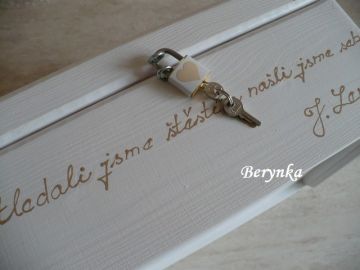 Svatební truhlička na nožičkách - knoflíková