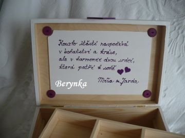 Svatební truhlička na nožičkách - knoflíková
