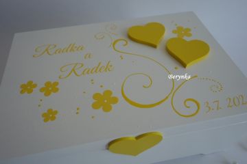 Svatební truhlička na nožičkách - knoflíková