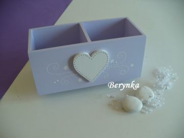 Dřevěný stojánek na tužky se srdíčkem