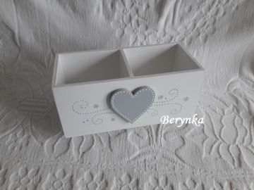 Dřevěný stojánek na tužky se srdíčkem