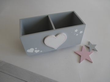 Dřevěný stojánek na tužky se srdíčkem