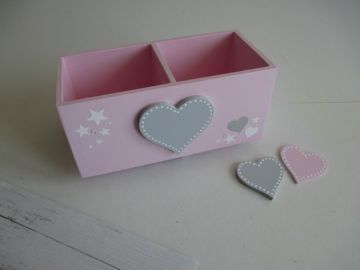 Dřevěný stojánek na tužky se srdíčkem