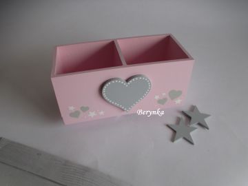 Dřevěný stojánek na tužky se srdíčkem