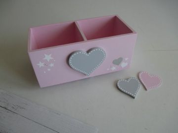 Dřevěný stojánek na tužky se srdíčkem