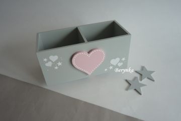 Dřevěný stojánek na tužky se srdíčkem