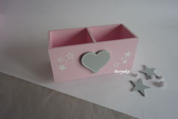 Dřevěný stojánek na tužky se srdíčkem