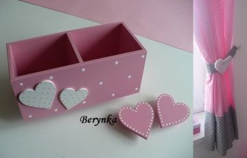 Dřevěný stojánek na tužky se srdíčkem