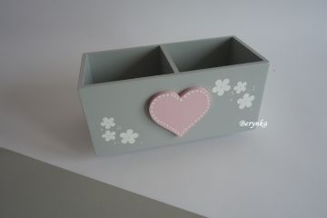 Dřevěný stojánek na tužky se srdíčkem