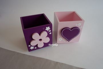 Dřevěný stojánek na tužky se srdíčkem