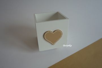 Dřevěný stojánek na tužky se srdíčkem