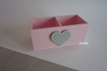 Dřevěný stojánek na tužky se srdíčkem