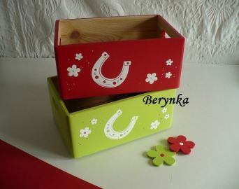 Dřevěná bedýnka s podkovou