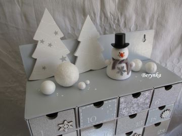 Adventní kalendář stříbrno-bílý se sněhulákem a stromečky