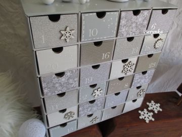 Adventní kalendář stříbrno-bílý se sněhulákem a stromečky