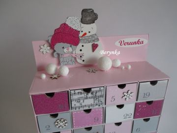 Adventní kalendář stříbrno-bílý se sněhulákem a stromečky