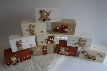 Dřevěná pokladnička s medvídkem