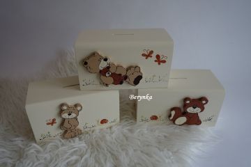 Dřevěná pokladnička s medvídkem