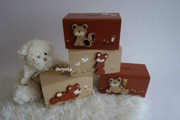 Dřevěná pokladnička s medvídkem