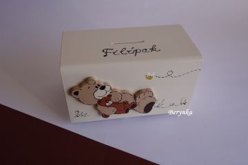 Dřevěná pokladnička s medvídkem