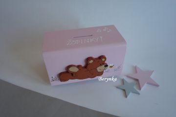 Dřevěná pokladnička s medvídkem