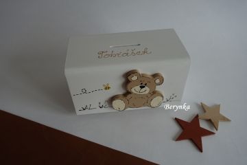 Dřevěná pokladnička s medvídkem