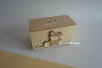 Dřevěná pokladnička s medvídkem