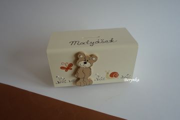 Dřevěná pokladnička s medvídkem