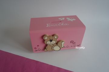 Dřevěná pokladnička s medvídkem