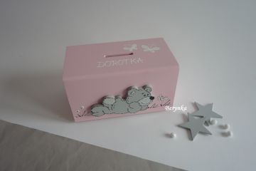 Dřevěná pokladnička s medvídkem