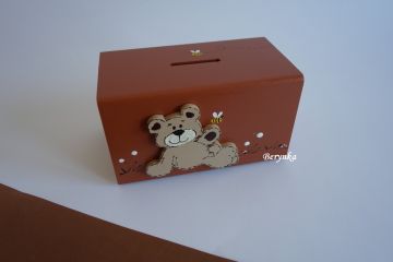 Dřevěná pokladnička s medvídkem