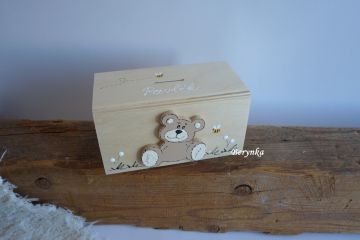 Dřevěná pokladnička s medvídkem