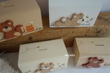 Dřevěná pokladnička s medvídkem