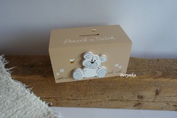 Dřevěná pokladnička s medvídkem