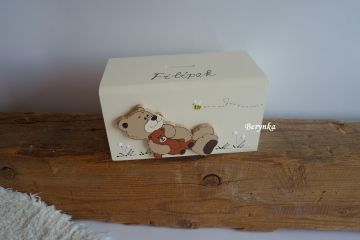 Dřevěná pokladnička s medvídkem