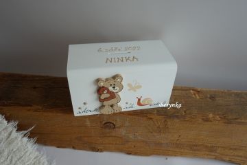 Dřevěná pokladnička s medvídkem