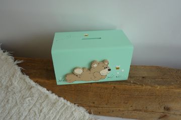 Dřevěná pokladnička s medvídkem
