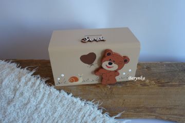 Dřevěná pokladnička s medvídkem