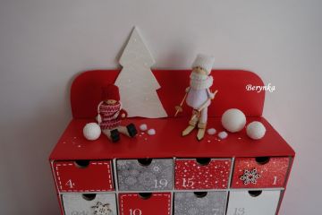 Adventní kalendář červeno-stříbrný s panáčky