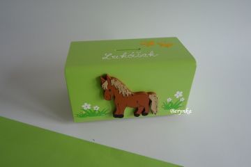 Dřevěná pokladnička s koníkem