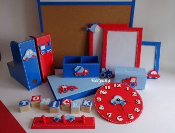 Dřevěné dekorace - červeno-modrá s dopravními prostředky